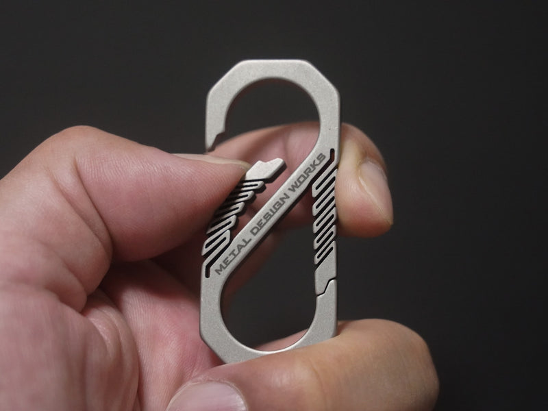 Load image into Gallery viewer, 【別注】METAL DESIGN WORKS × Fish Hook カラビナ Fish Hook刻印入り / Titanium Carabiner