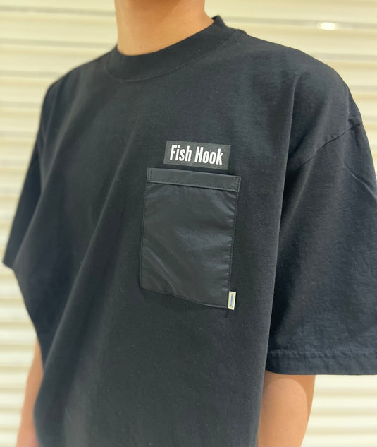 【ご予約製品】（2026年春お届け予定）amu × Fish Hook amuca®素材のコラボ Tシャツ